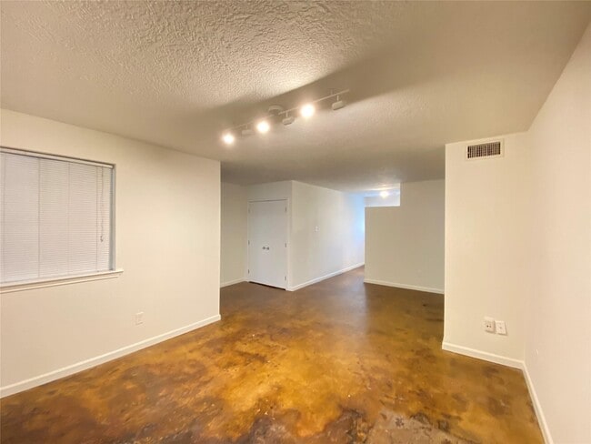 Building Photo - 1112 Lawrence St