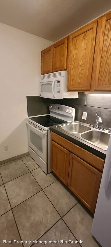 Building Photo - 1025 Valencia Dr SE