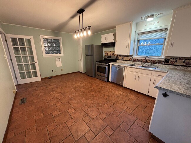 Building Photo - Welcome to this charming 3-bedroom, 2-bathroom home located in the desirable west side of Russell...