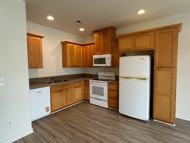 Foto del edificio - Renovated 3 Bed/2.5 Ba Townhome in the Eve...