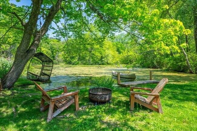 Foto del edificio - Stunning Updated Home with Private Pond Views in Chappaqua