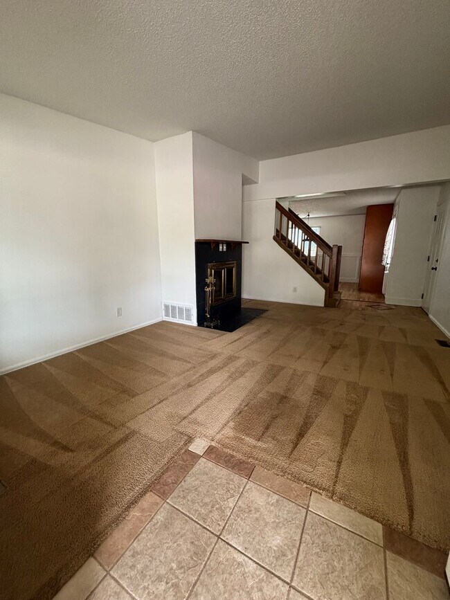 Foto del edificio - Single Family Updated 3 Bed 2 Bath - MileS...