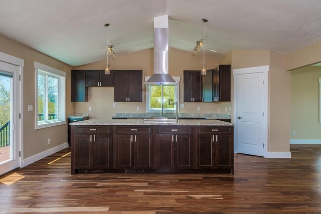 Foto del edificio - 7140 Buckhorn Ln