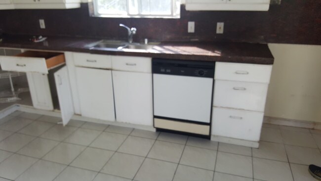Foto del edificio - 3024 Livonia Ave