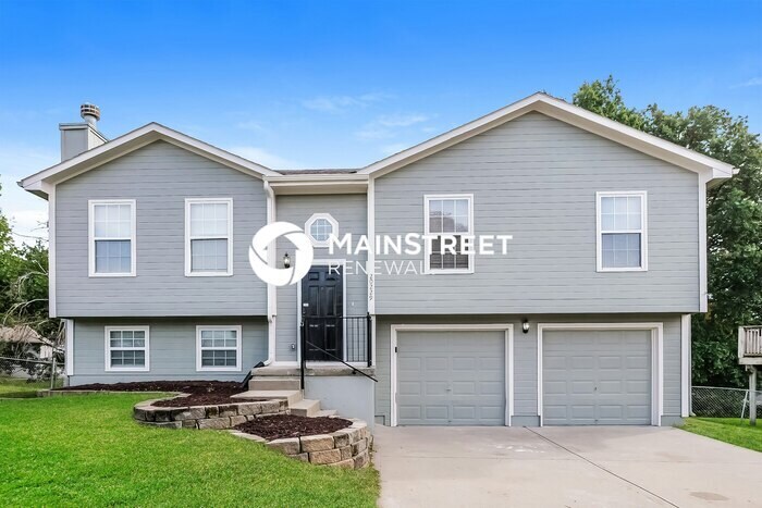 Foto principal - 3 Bedroom Pet-Friendly Home in INDEPENDENCE, MO with Main Street Renewal