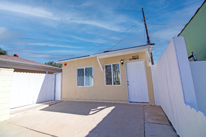 Primary Photo - 1603 La Golondrina Ave