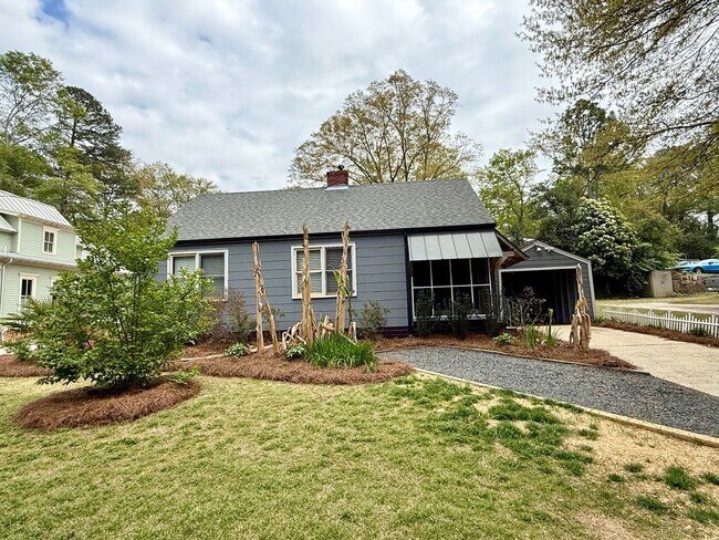 Building Photo - 3BR Normaltown Charmer