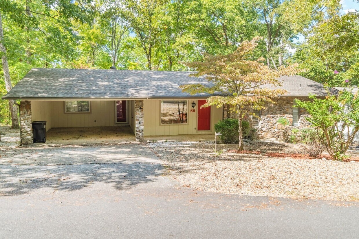 Foto principal - 2 Bedroom, 2 Bath Home on a wooded lot in ...