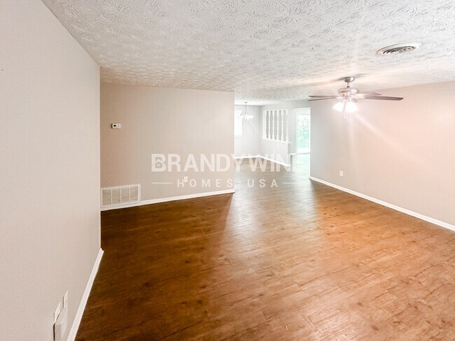 Foto del edificio - 3005 Forestside Ln