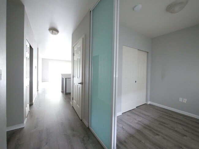 Building Photo - NEWLY REMODELED First Hill Condo - 2/3 bed...