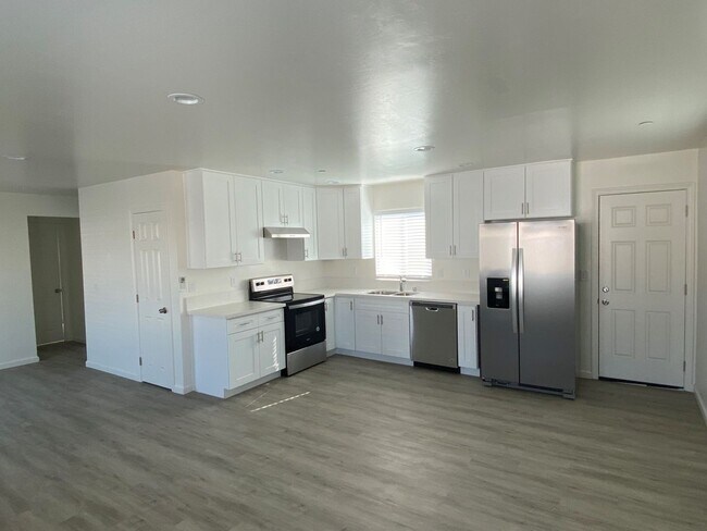Building Photo - Place 206 W Robertson Ave