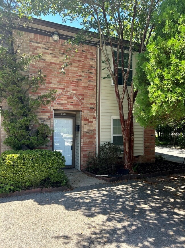 Building Photo - 1611 Mapleton Dr
