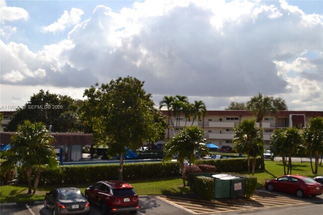 Foto del edificio - 300 S Hollybrook Dr