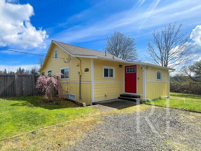 Building Photo - Charming Country Craftsman!