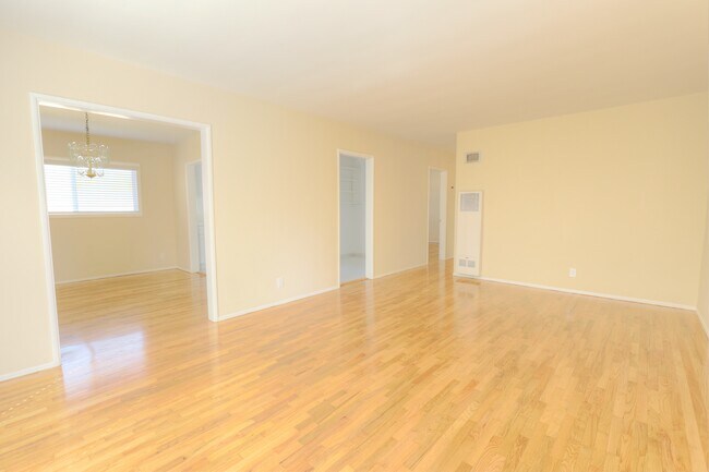 Building Photo - 10459 Riverside Dr