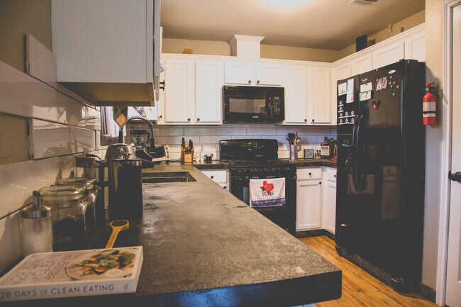 Building Photo - 1907 E 19th St