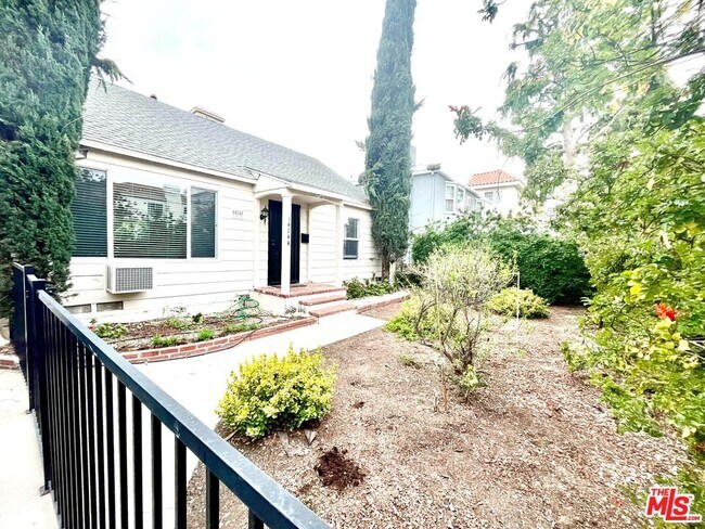 Foto del edificio - 14744 Magnolia Blvd