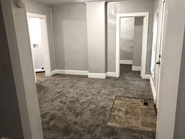 Foto del edificio - 2 Bed, 1 Bath, BONUS ROOM!!
