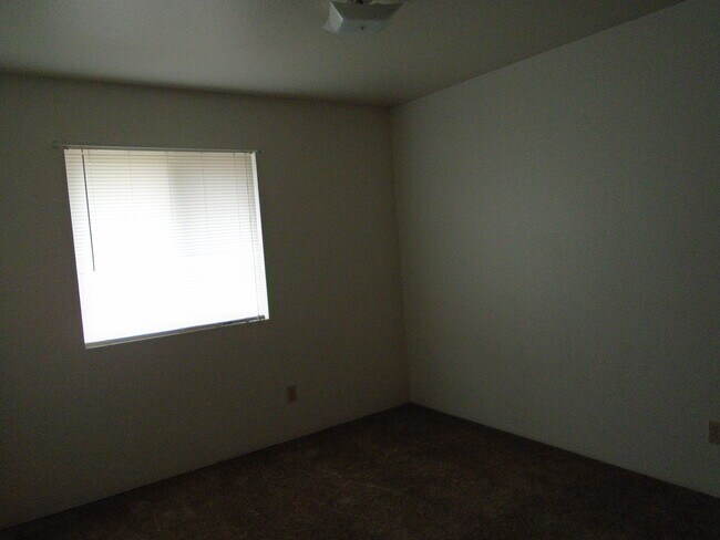 Building Photo - 550 Deer Meadow Ct