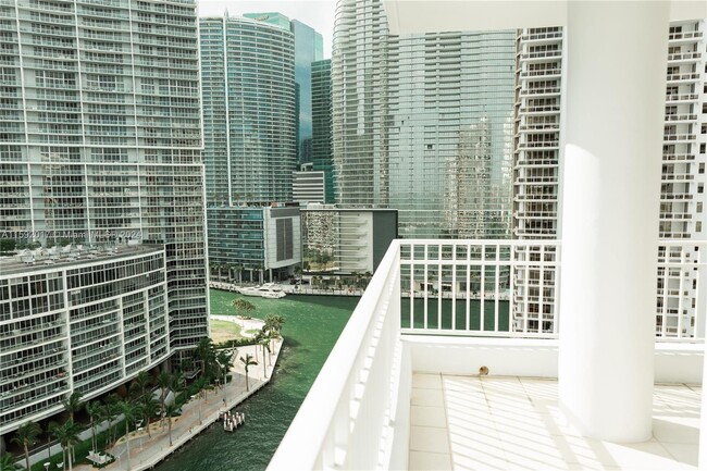 Foto del edificio - 801 Brickell Key Blvd