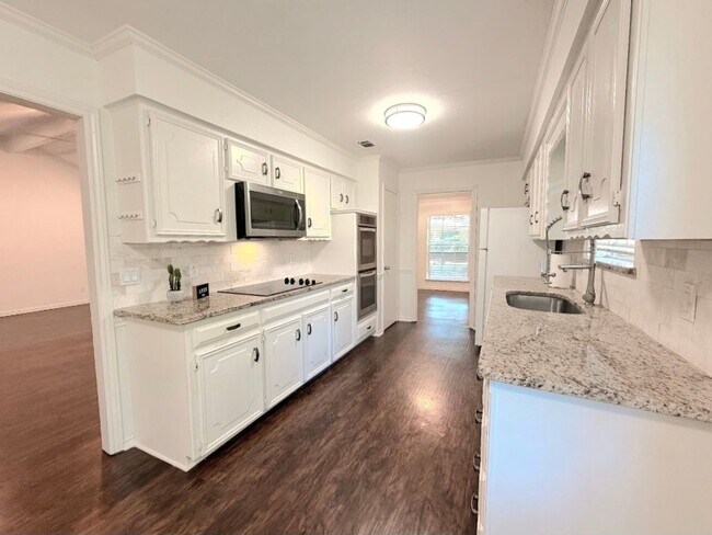 Building Photo - 3433 Lynbrook Dr