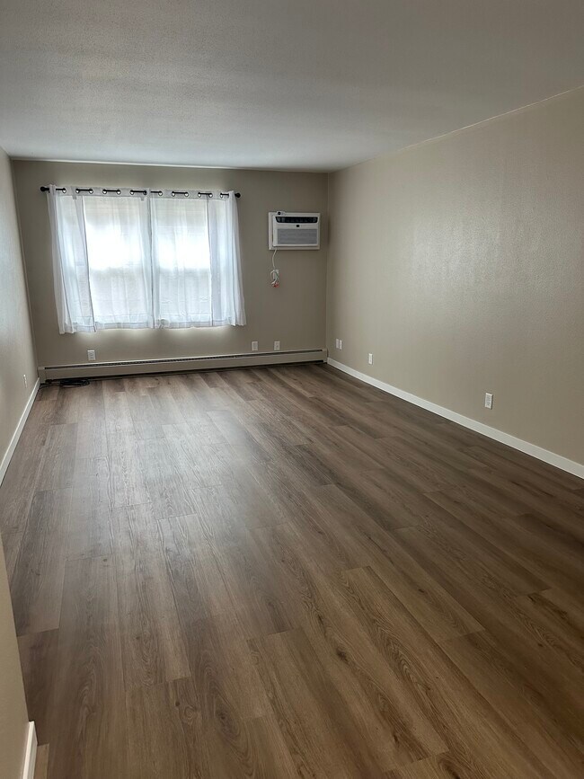 Foto del edificio - 208 E 4th St