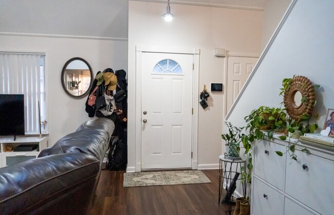 Building Photo - 1516 Newport Cir