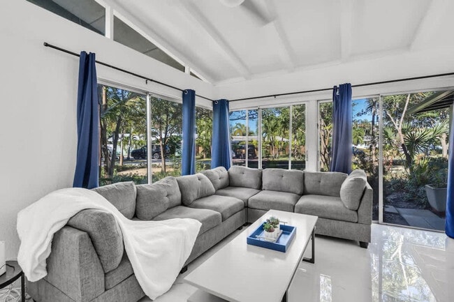 Building Photo - 714 NE 17th Ct