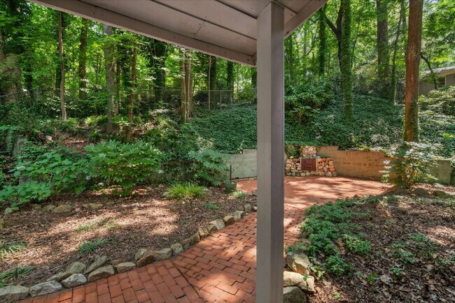 Foto del edificio - Charming 2-Bed Home with Gleaming Hardwood...