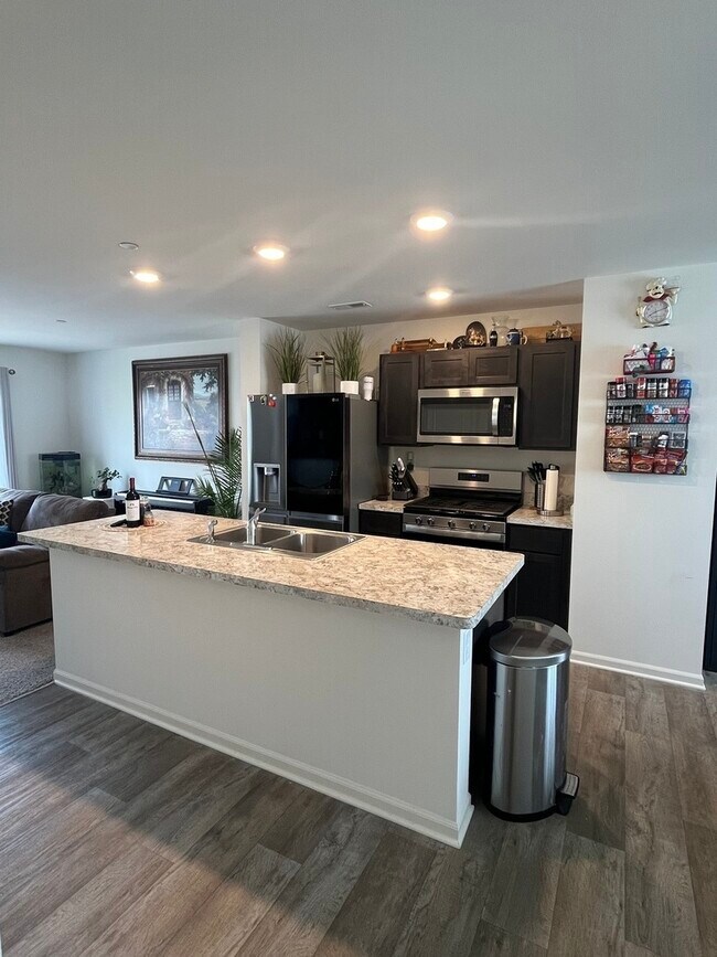 Building Photo - 3754 Bissel Dr