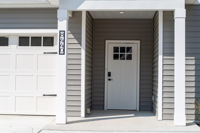 Building Photo - 8440 Oak Shade Ct