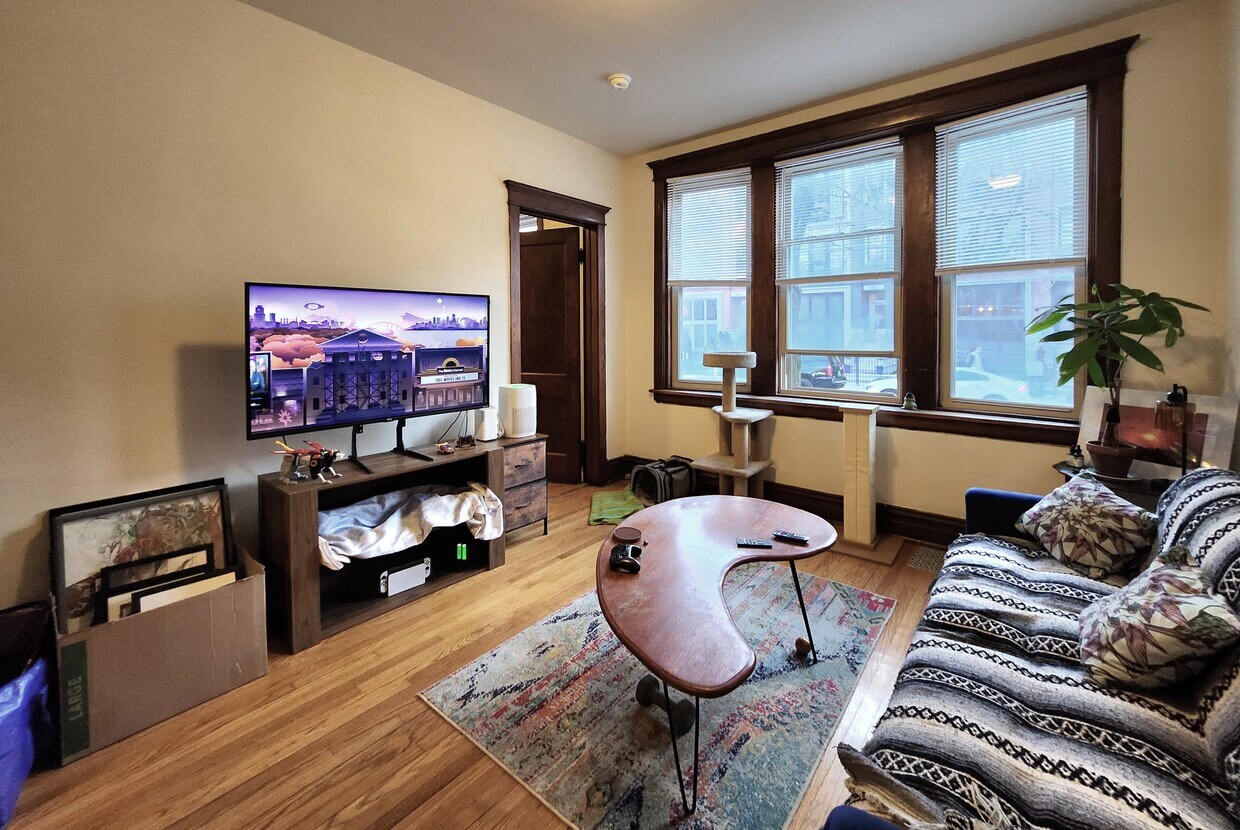 Foto principal - Updated 1 bedroom apartment with high ceil...