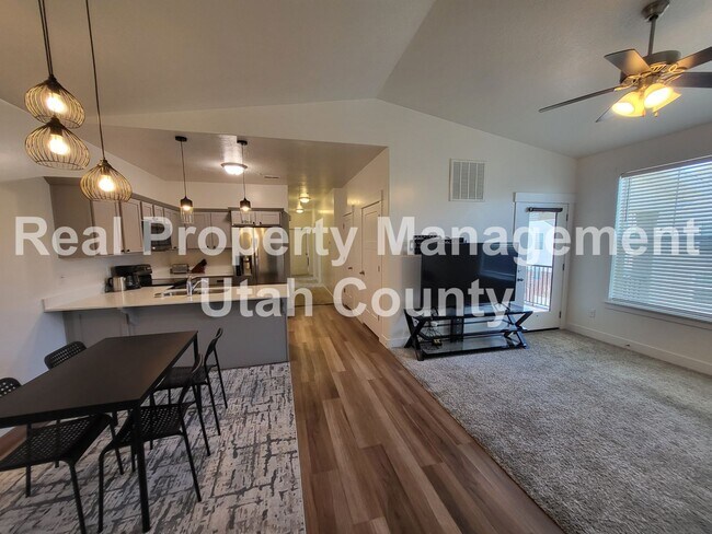 Building Photo - Condo with Lake Views