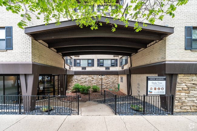 Entry - Sheridan Terrace - 6725 N Sheridan Rd