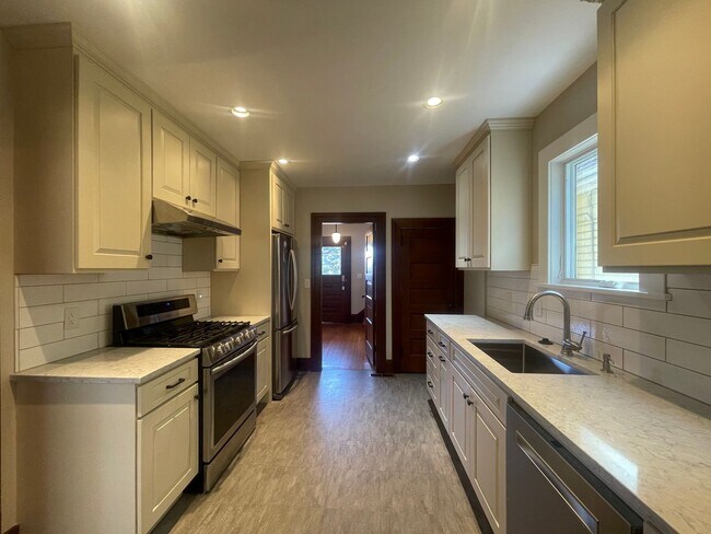 Foto del edificio - Charming 2 Bed / 1.5 Bath Victorian with G...
