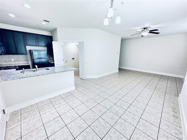 Building Photo - 2216 Creekside Ln