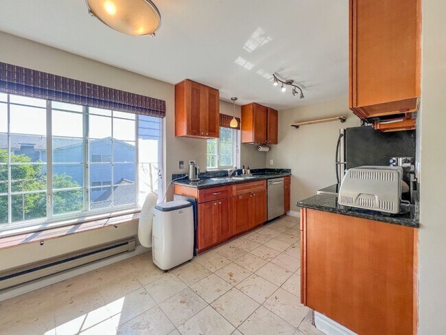 Building Photo - 2Bd/1.75Ba Seattle Condo