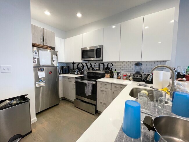 Foto del edificio - 1402 Beacon St