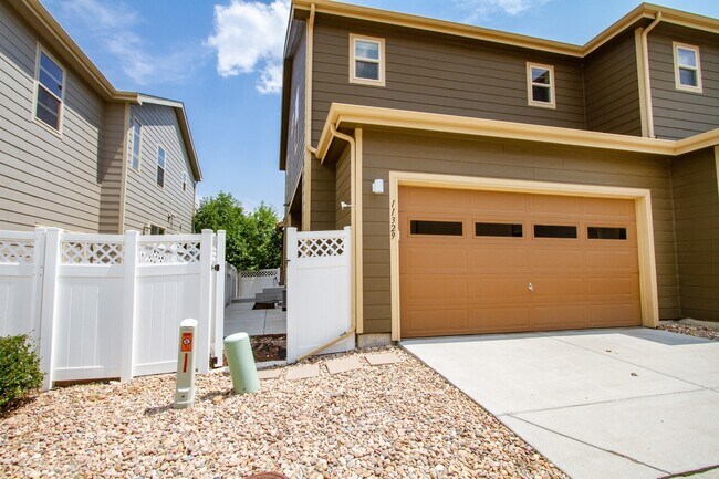 Building Photo - Spacious Modern Town Home with Attached 2 Car Garage!