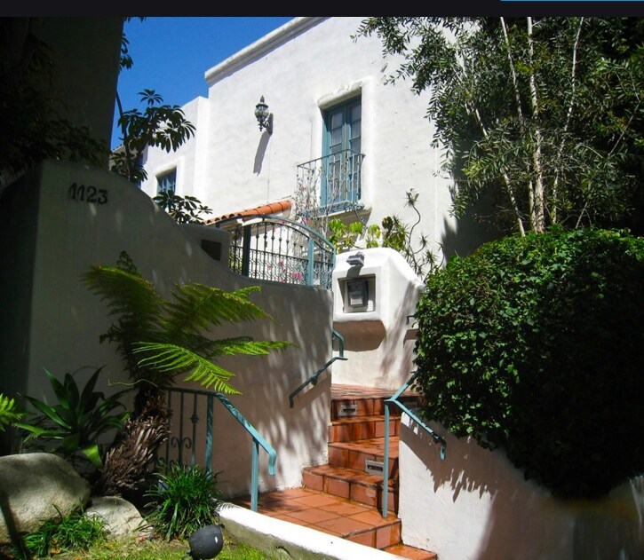 Entrance Day - 1123 N Flores St