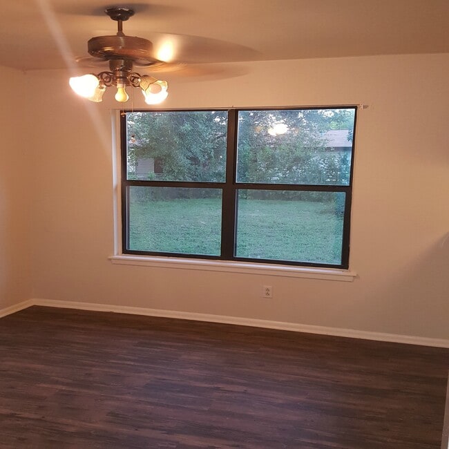 Foto del edificio - 7023 Greenberry Dr