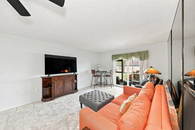 Foto del edificio - Charming 2-Bed Condo Retreat with Granite Touches in Sunny Venice!