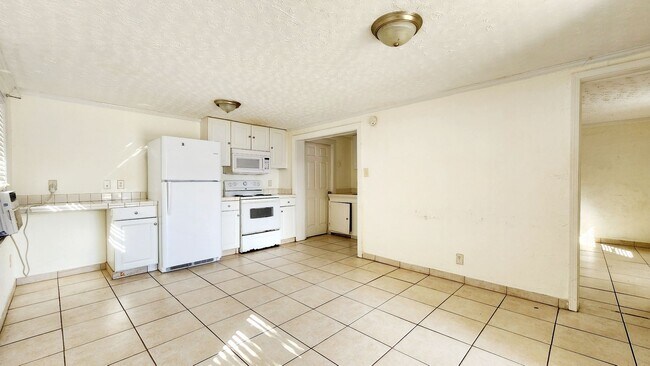 Foto del edificio - Budget friendly 1 Bed / 1 Bath blocks away...