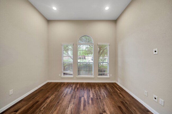 Building Photo - 3005 Gardencrest Ln