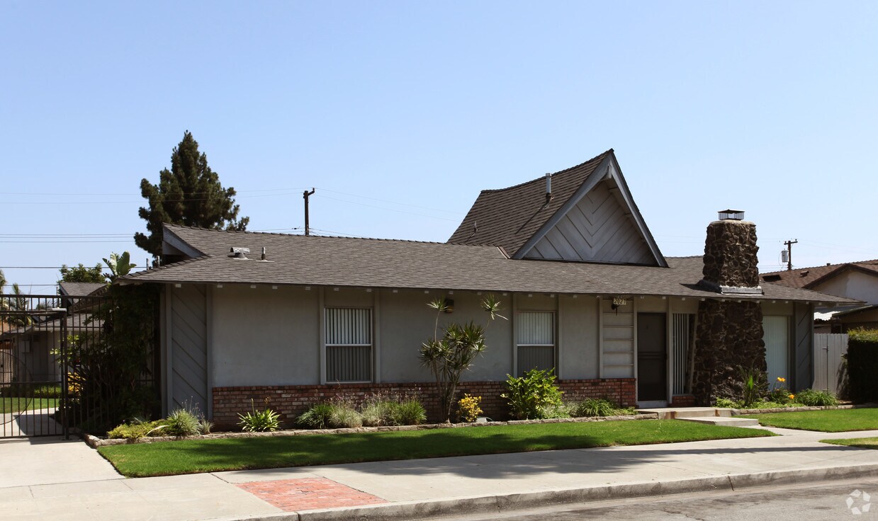 Primary Photo - 2027 E Almont Ave
