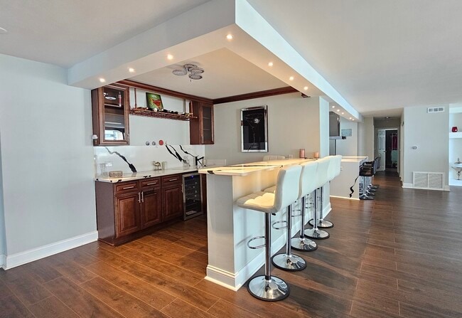 Building Photo - 6007 N Sheridan Rd