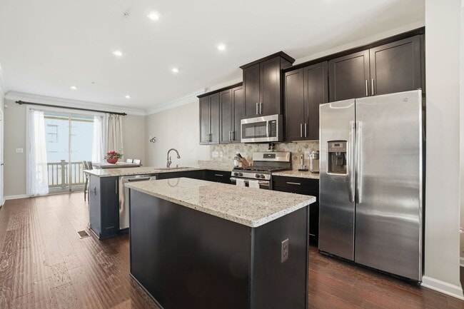 Foto del edificio - Stunning 3BR Townhome with Roof Deck in Reserves at Dakota Crossing!