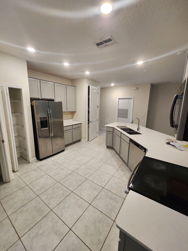 Foto del edificio - 741 Simone Ct