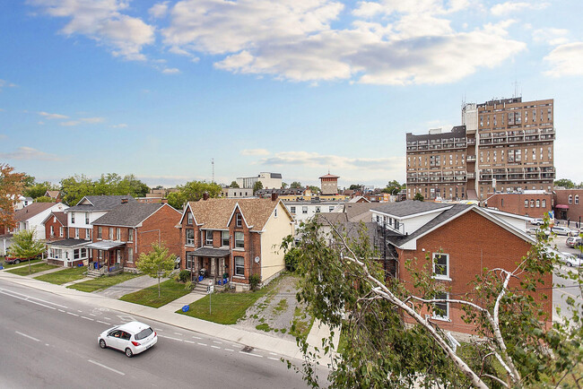 Building Photo - Brock Towers