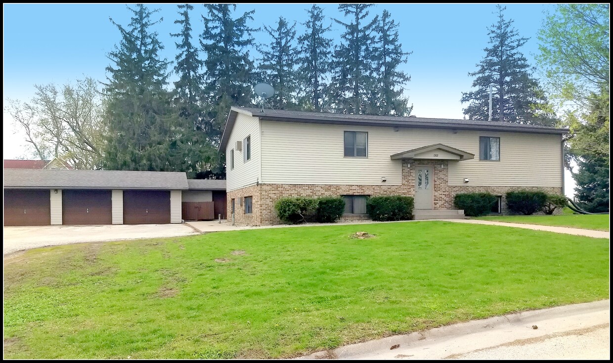 Primary Photo - 1302 Laurel Dr